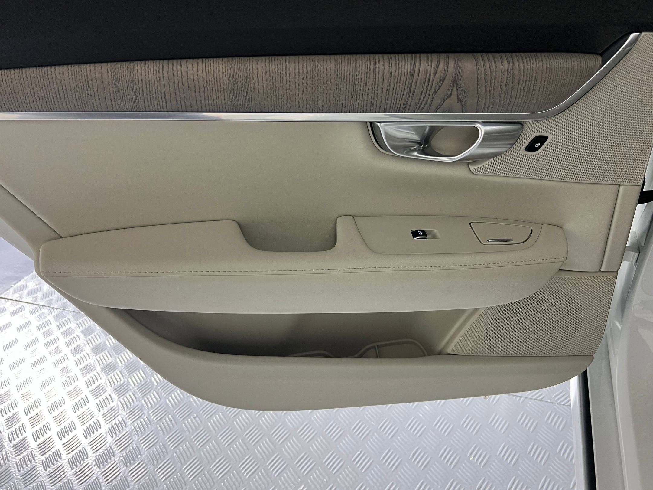 Used 2025 Volvo S90 B6 Plus image 22