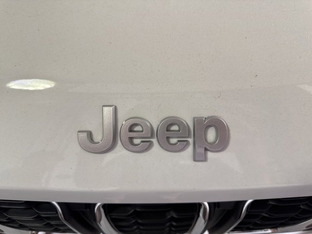 New 2025 Jeep Grand Cherokee L Laredo image 17