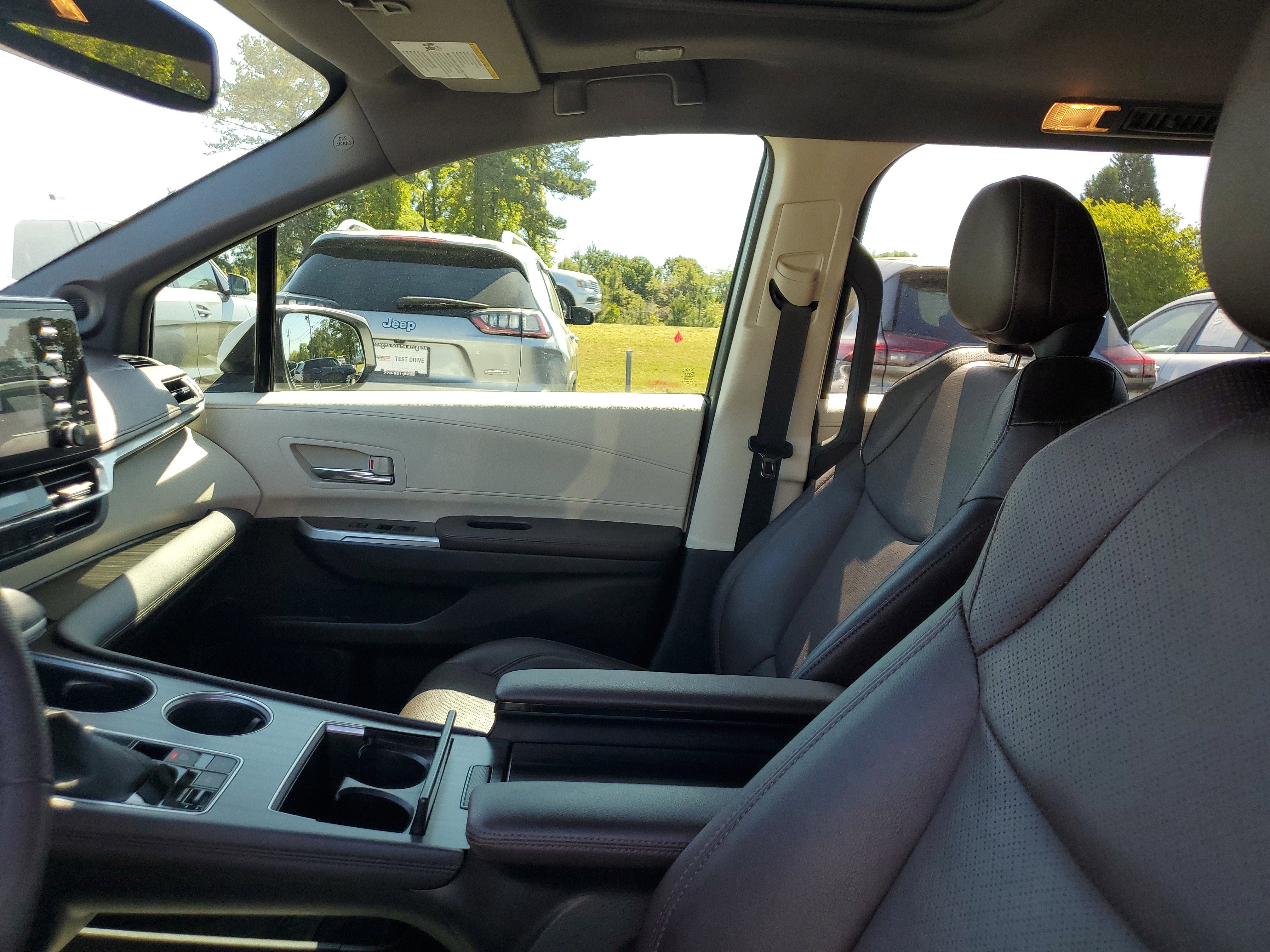 Used 2023 Toyota Sienna Platinum image 16