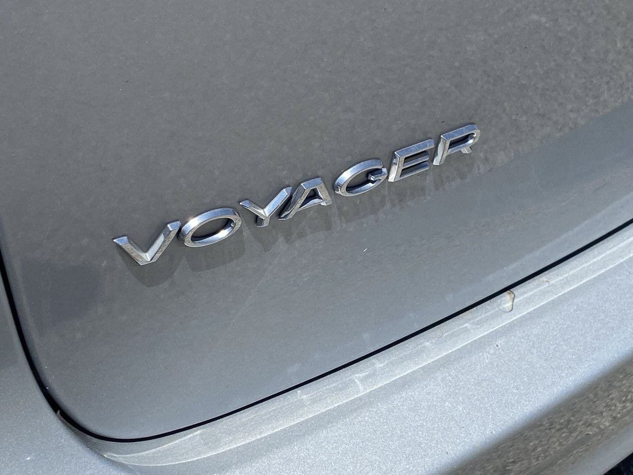 Used 2023 Chrysler Voyager LX FWD image 5