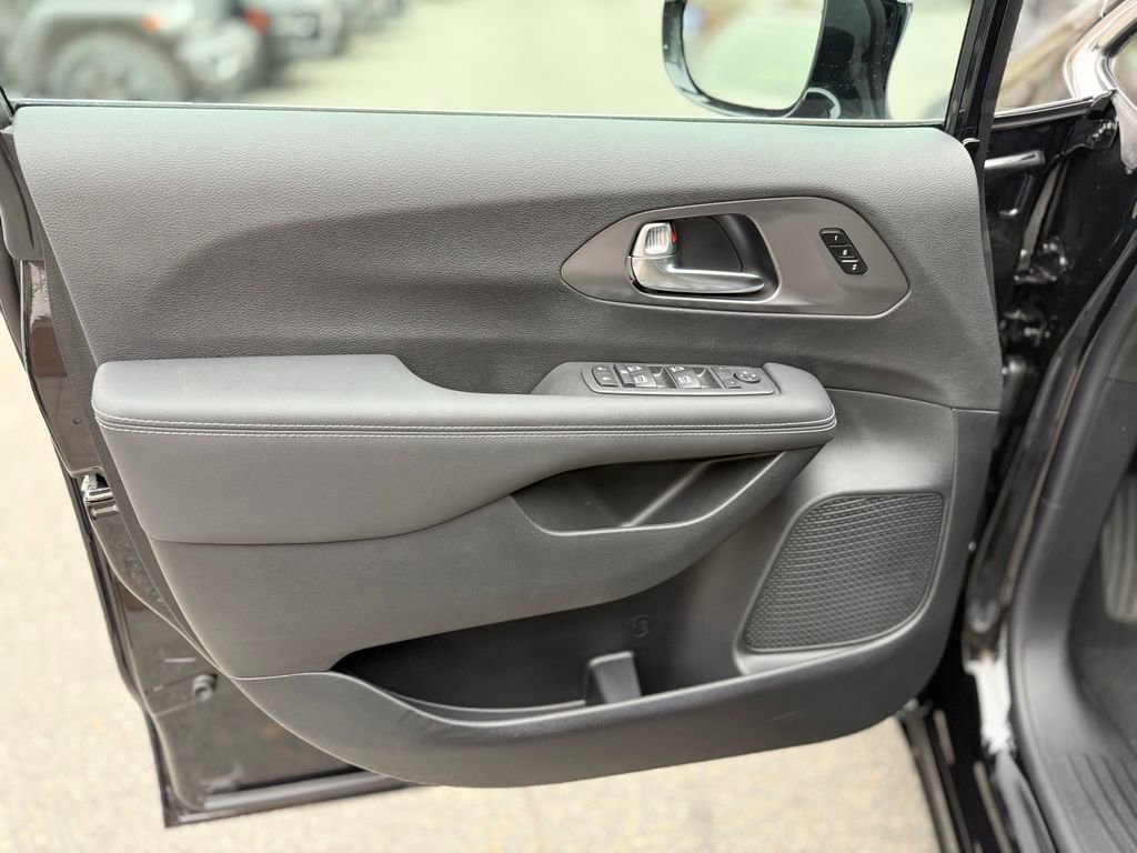 New 2026 Chrysler Pacifica Select FWD image 24