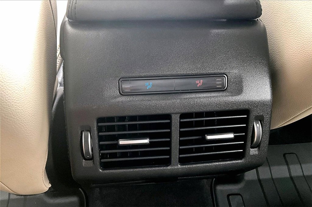 Used 2023 Land Rover Discovery Sport SE image 11