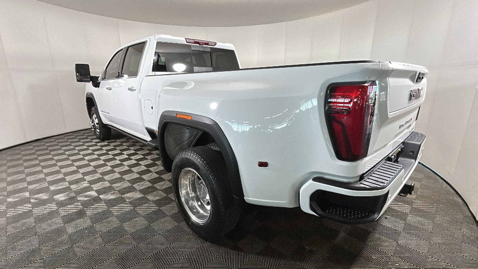 Used 2024 GMC Sierra 3500 Denali w/ Denali Reserve Package AWD/4WD image 5