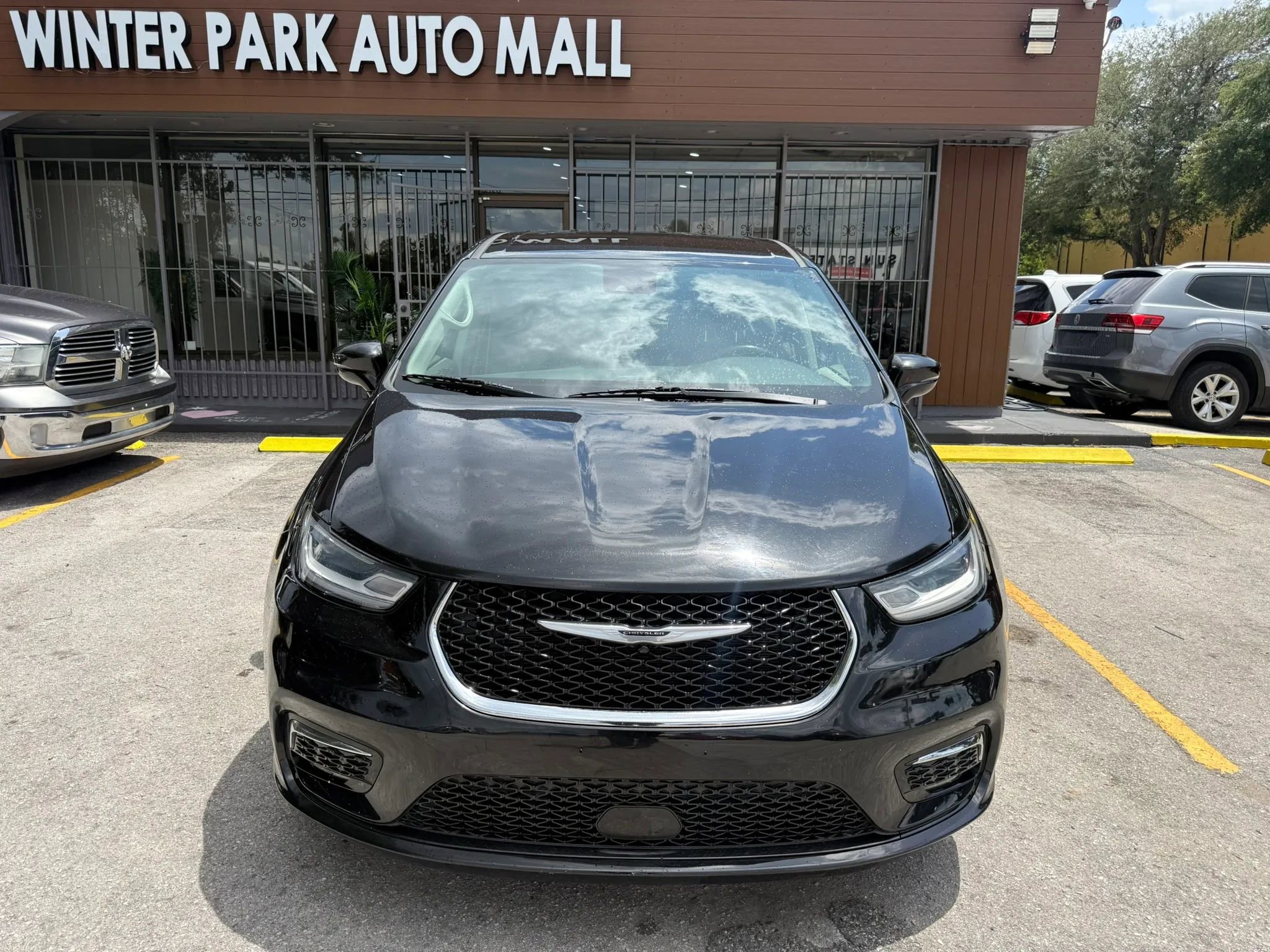 Used 2022 Chrysler Pacifica Touring-L FWD image 2