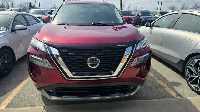 Used 2021 Nissan Rogue Platinum image 2