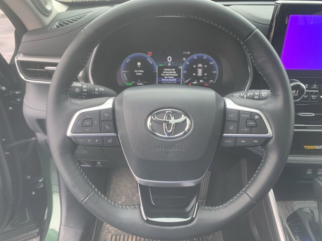 Used 2025 Toyota Highlander Platinum image 16