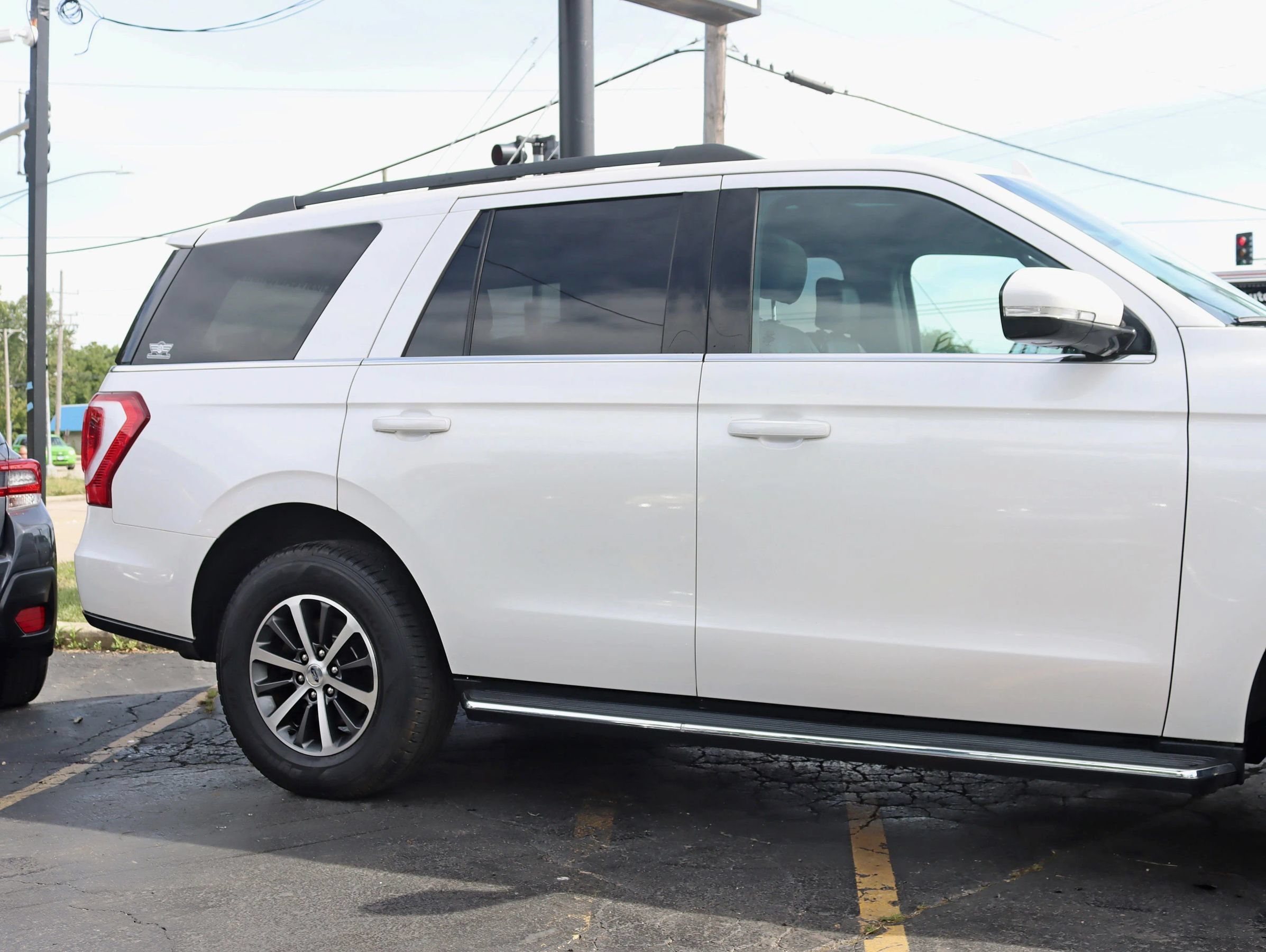 Used 2019 Ford Expedition XLT w/ Equipment Group 202A AWD/4WD image 4