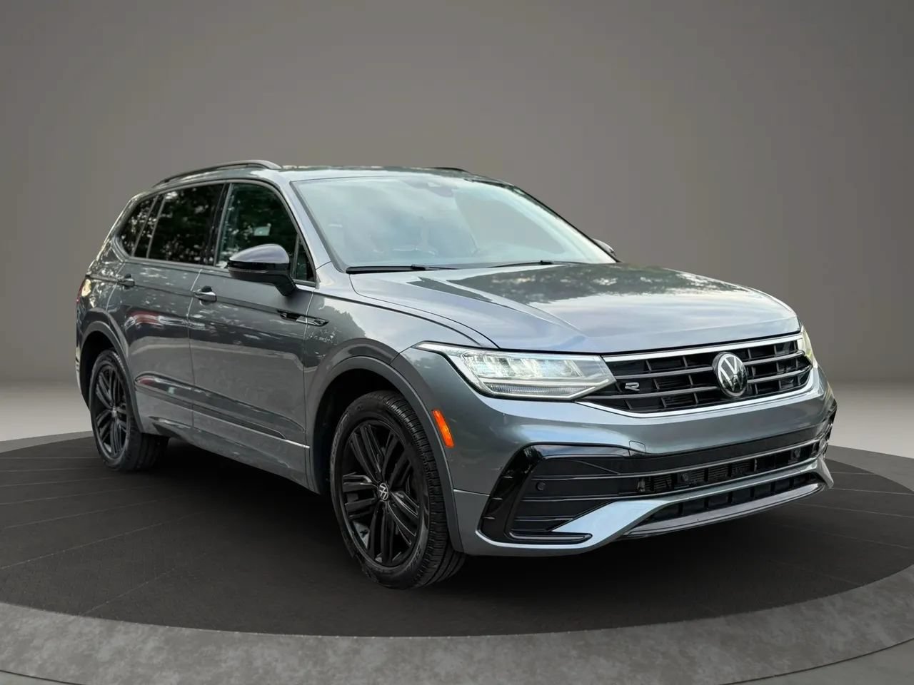 Used 2022 Volkswagen Tiguan SE R-Line FWD image 3