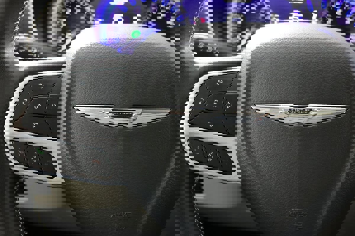 Used 2024 Chrysler Pacifica Touring-L image 28