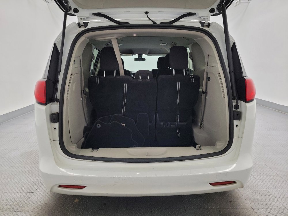 Used 2022 Chrysler Voyager LX image 29