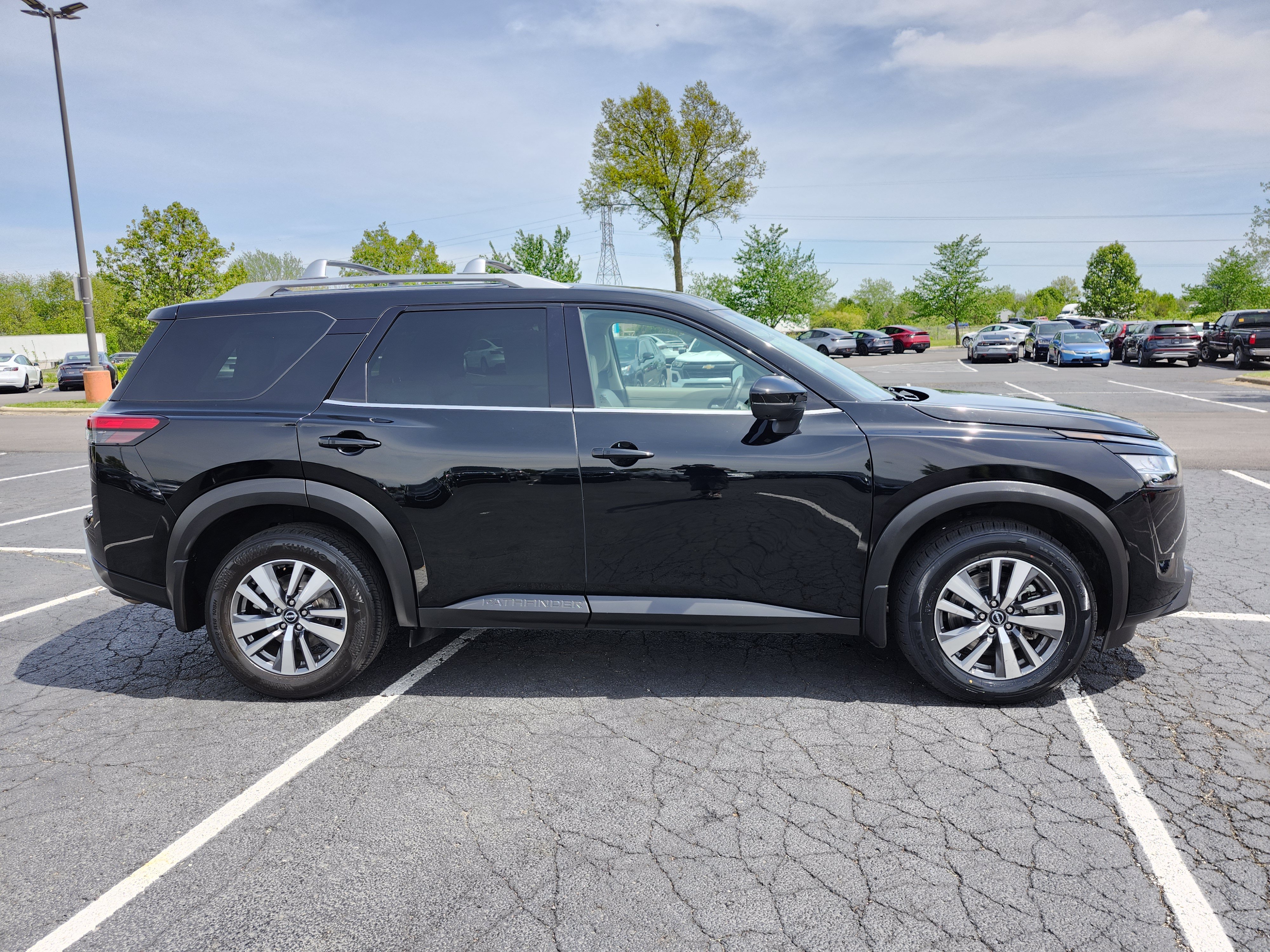 Used 2023 Nissan Pathfinder SL AWD/4WD image 18