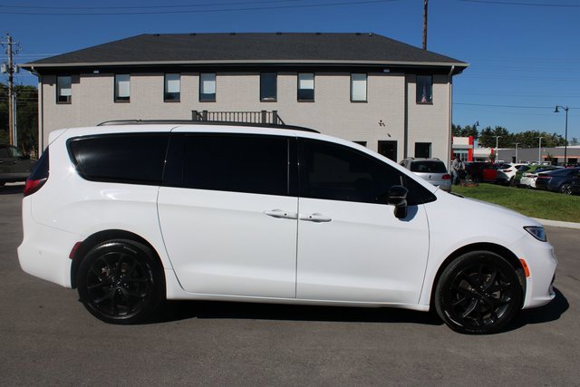 Used 2023 Chrysler Pacifica Limited w/ S Appearance Package image 6