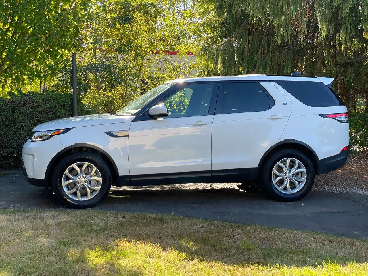 Used 2020 Land Rover Discovery SE AWD/4WD image 4