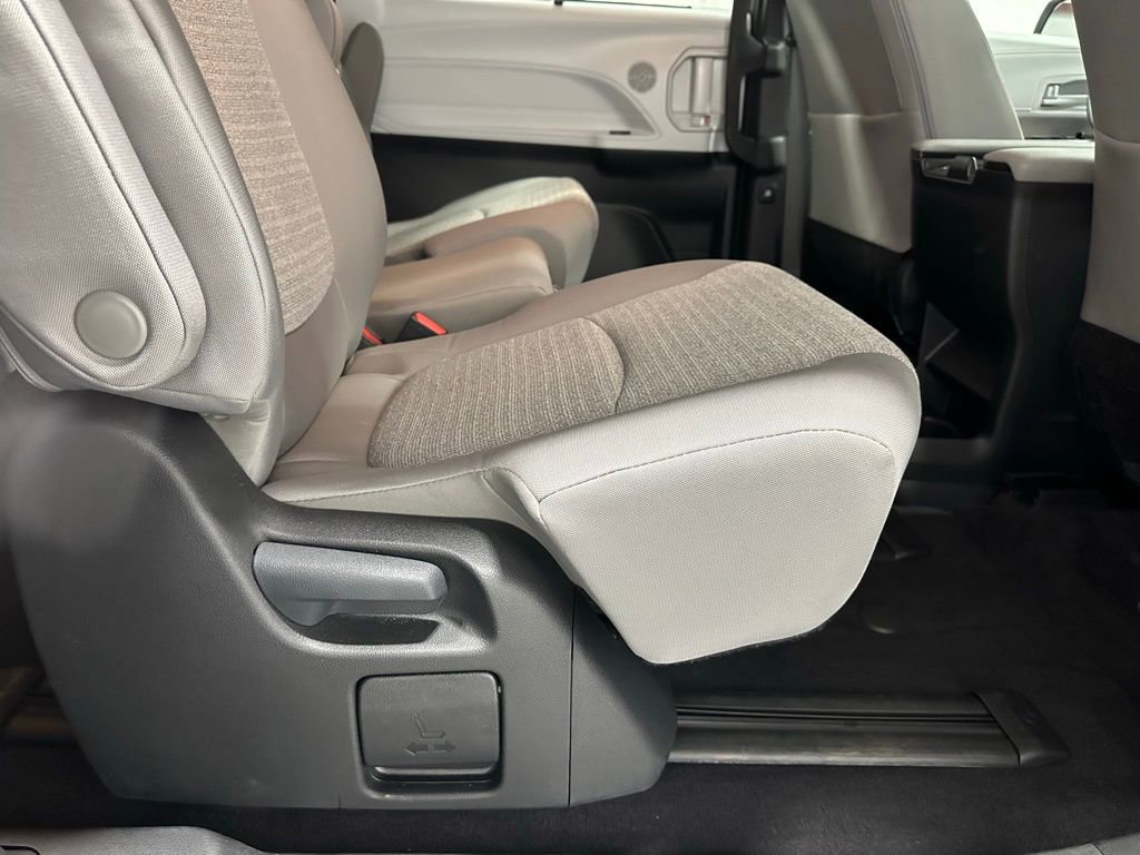 Used 2025 Toyota Sienna LE image 54
