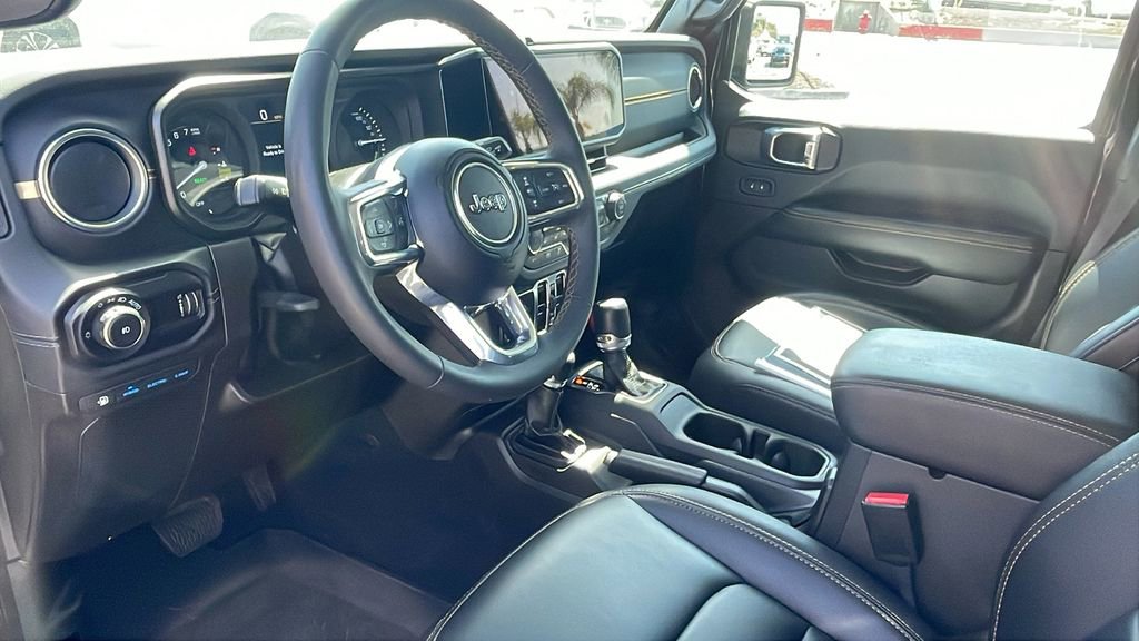 Used 2024 Jeep Wrangler Unlimited Sahara w/ Technology Group AWD/4WD image 11