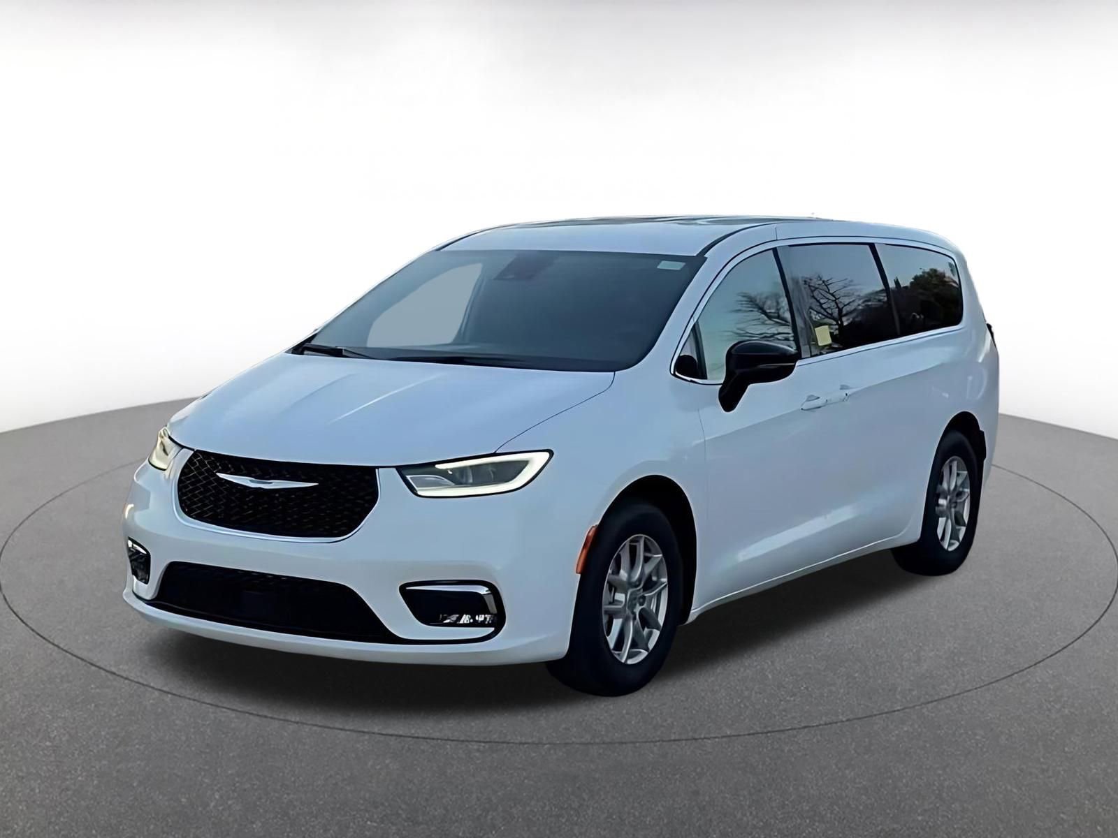 Used 2025 Chrysler Pacifica Select image 7