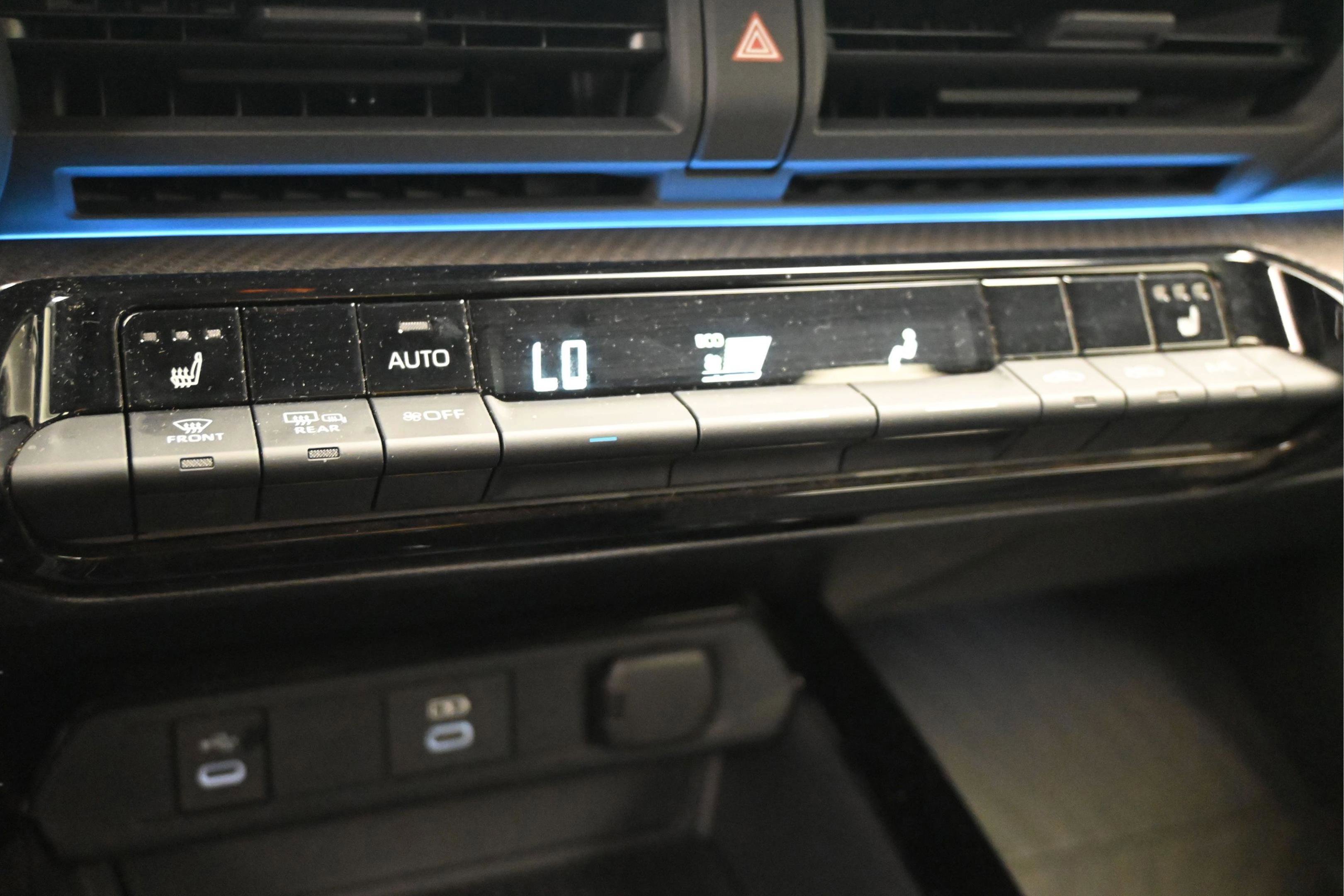Used 2025 Toyota Prius XLE FWD image 29