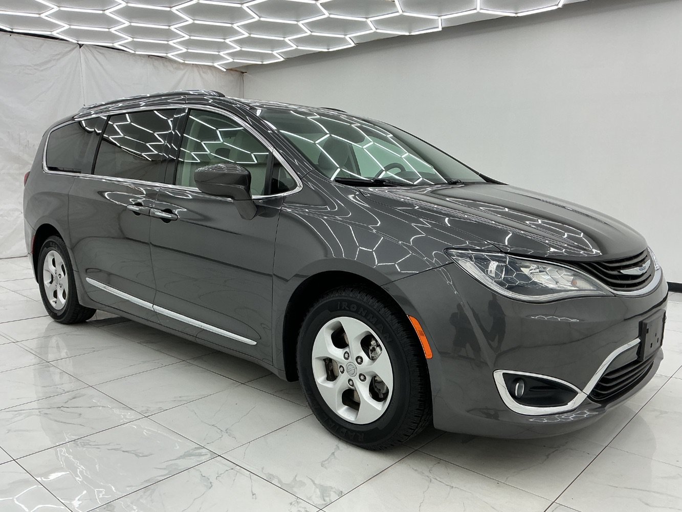 Used 2018 Chrysler Pacifica Touring-L FWD image 7