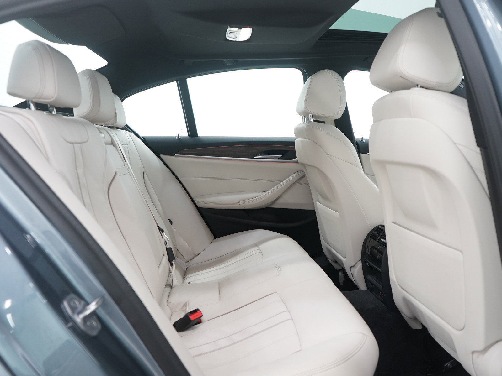 Used 2021 BMW 530i xDrive w/ Convenience Package image 11