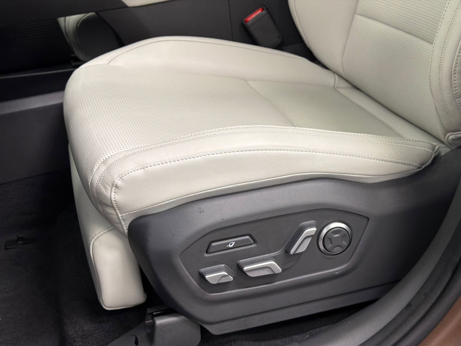 Used 2025 Hyundai Santa Fe Calligraphy image 16