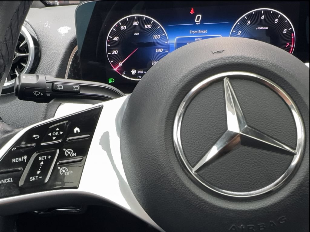 Used 2025 Mercedes-Benz GLB 250 4MATIC image 40