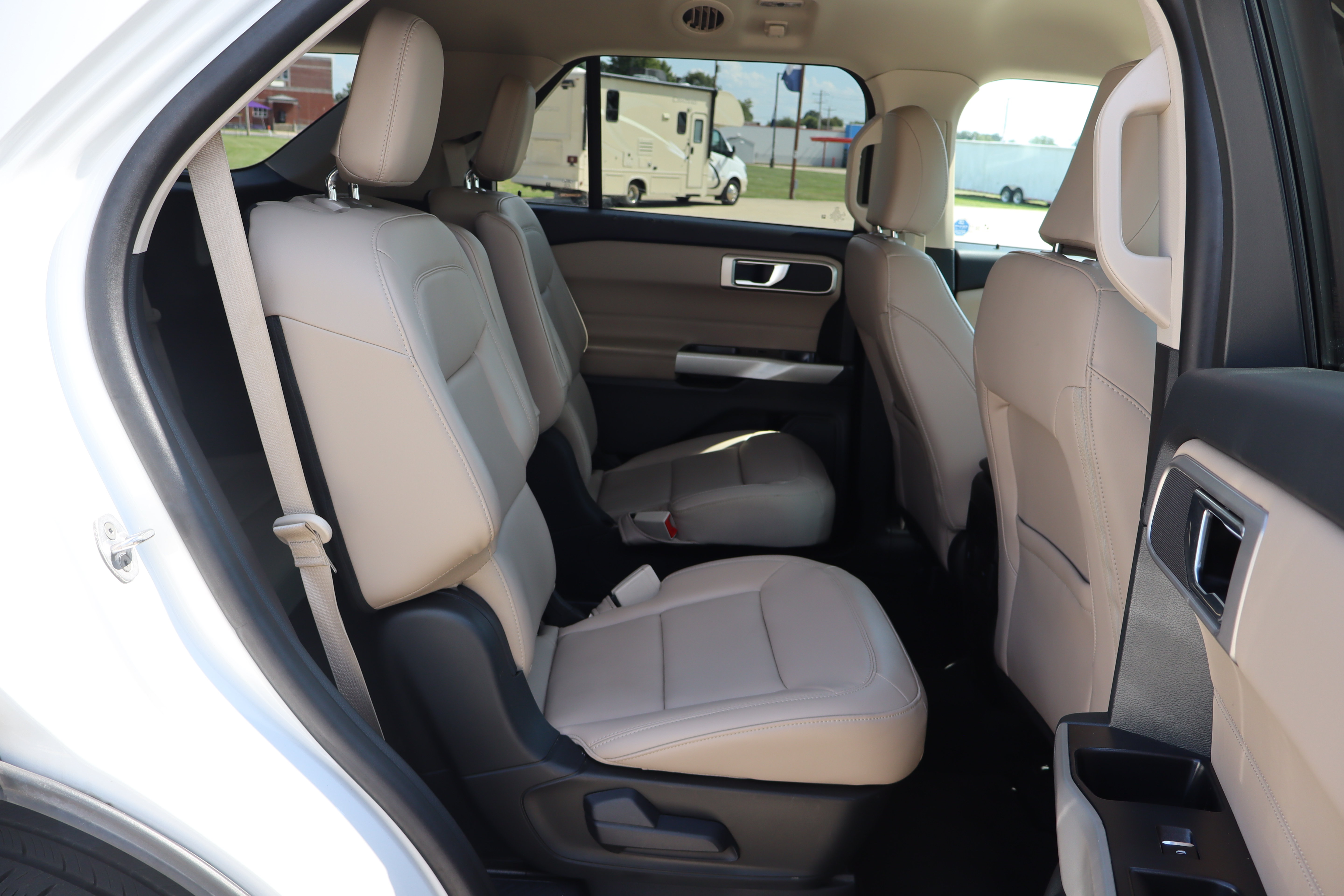 Used 2024 Ford Explorer XLT w/ Equipment Group 202A AWD/4WD image 13