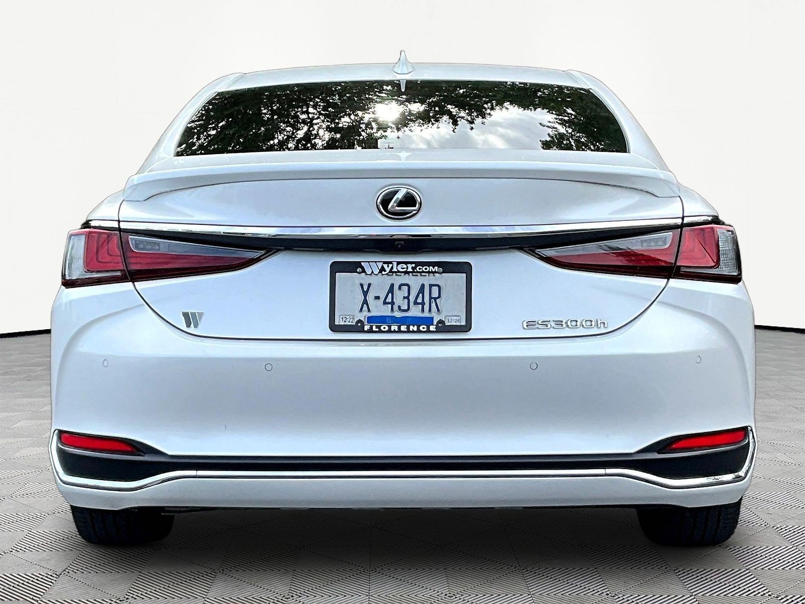 Used 2023 Lexus ES 300h w/ Accessory Package (Z2) FWD image 5
