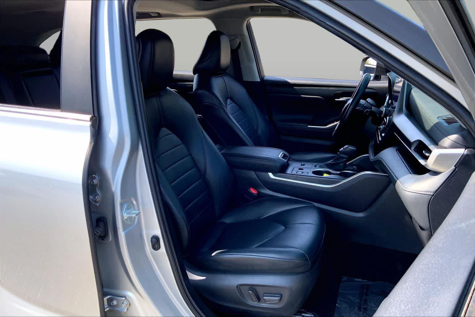 Used 2023 Toyota Highlander XLE AWD/4WD image 9