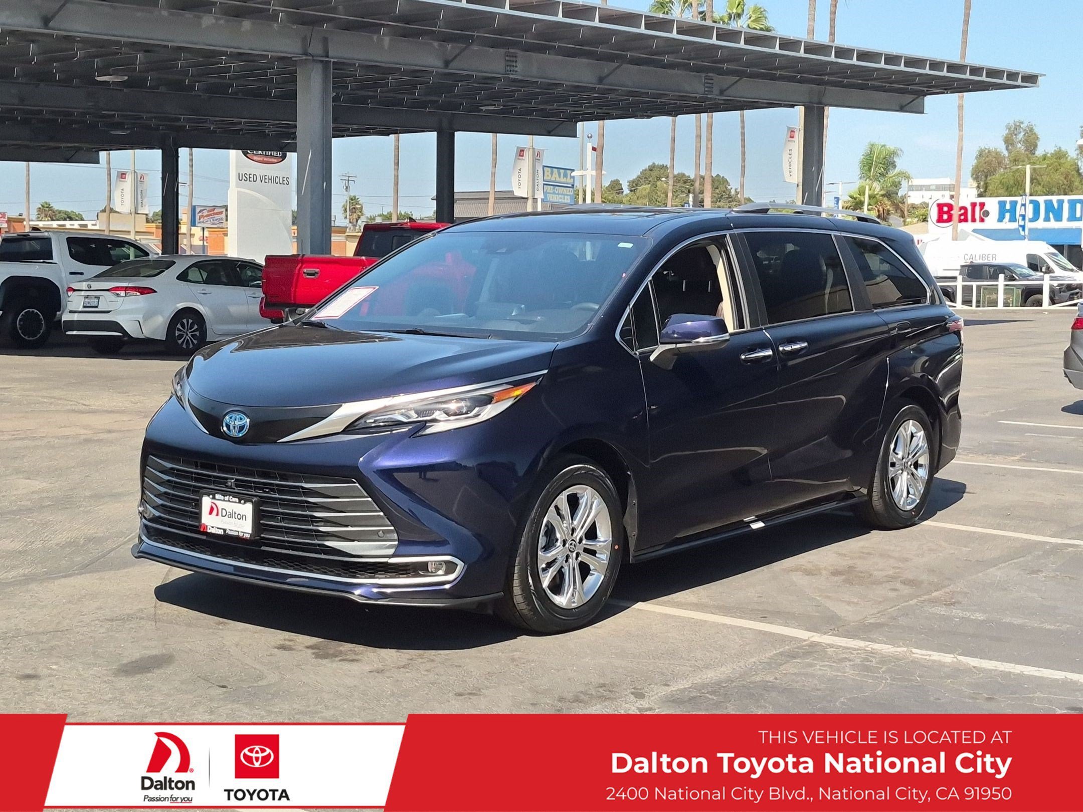 Used 2023 Toyota Sienna Platinum AWD/4WD image 1
