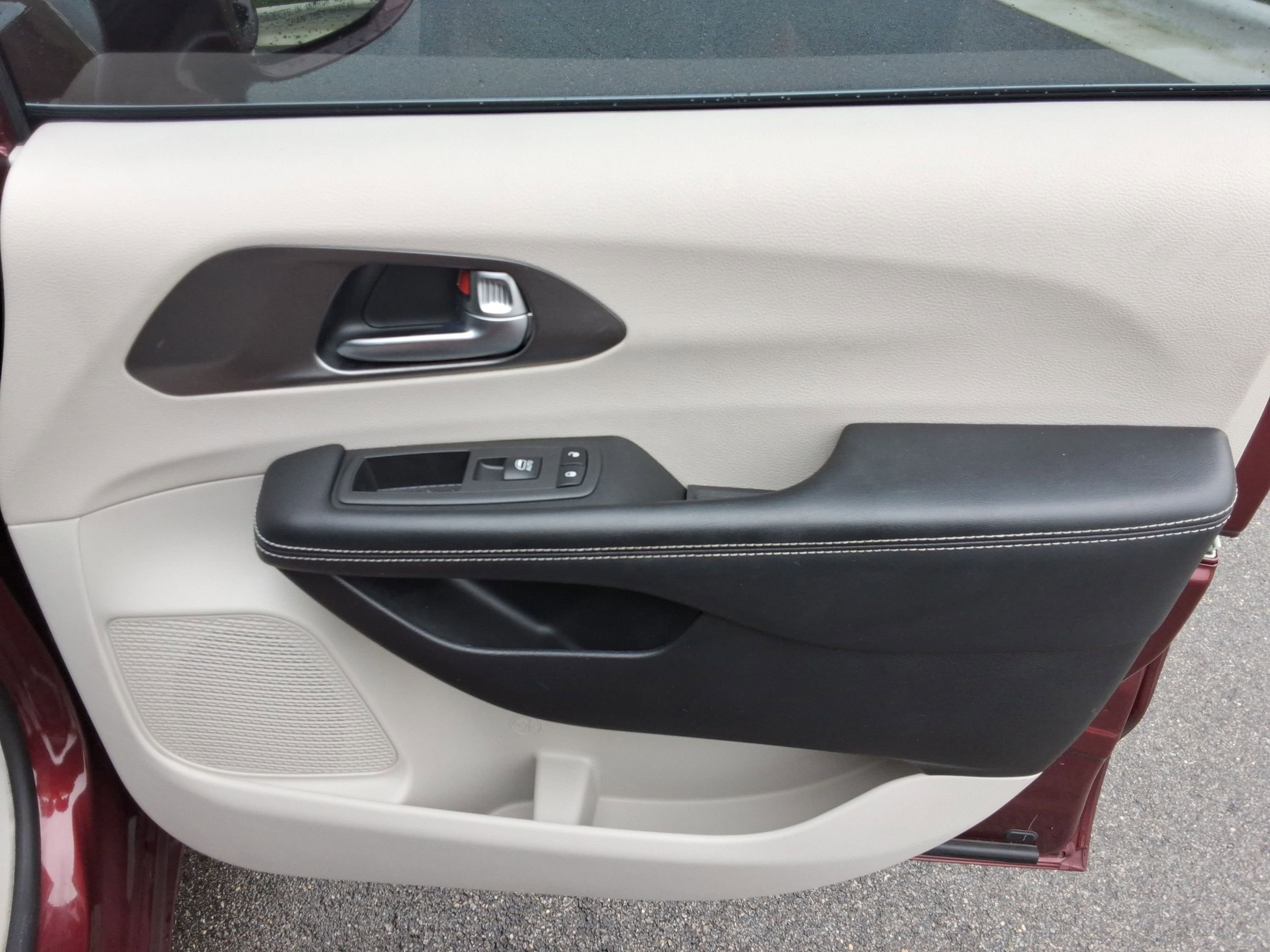 Used 2022 Chrysler Pacifica Touring-L image 26