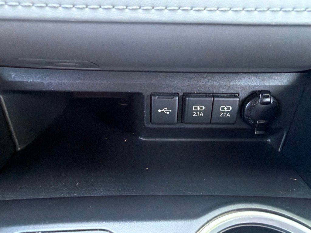Used 2021 Toyota Highlander XLE AWD/4WD image 29