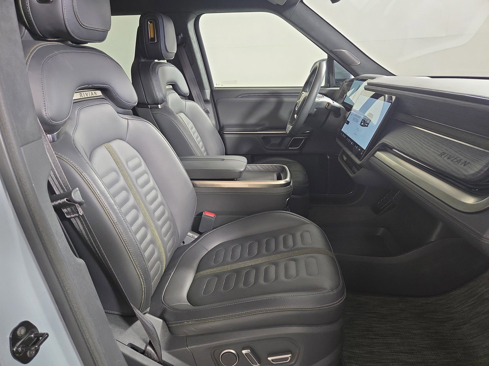 Used 2024 Rivian R1S Adventure AWD/4WD image 24
