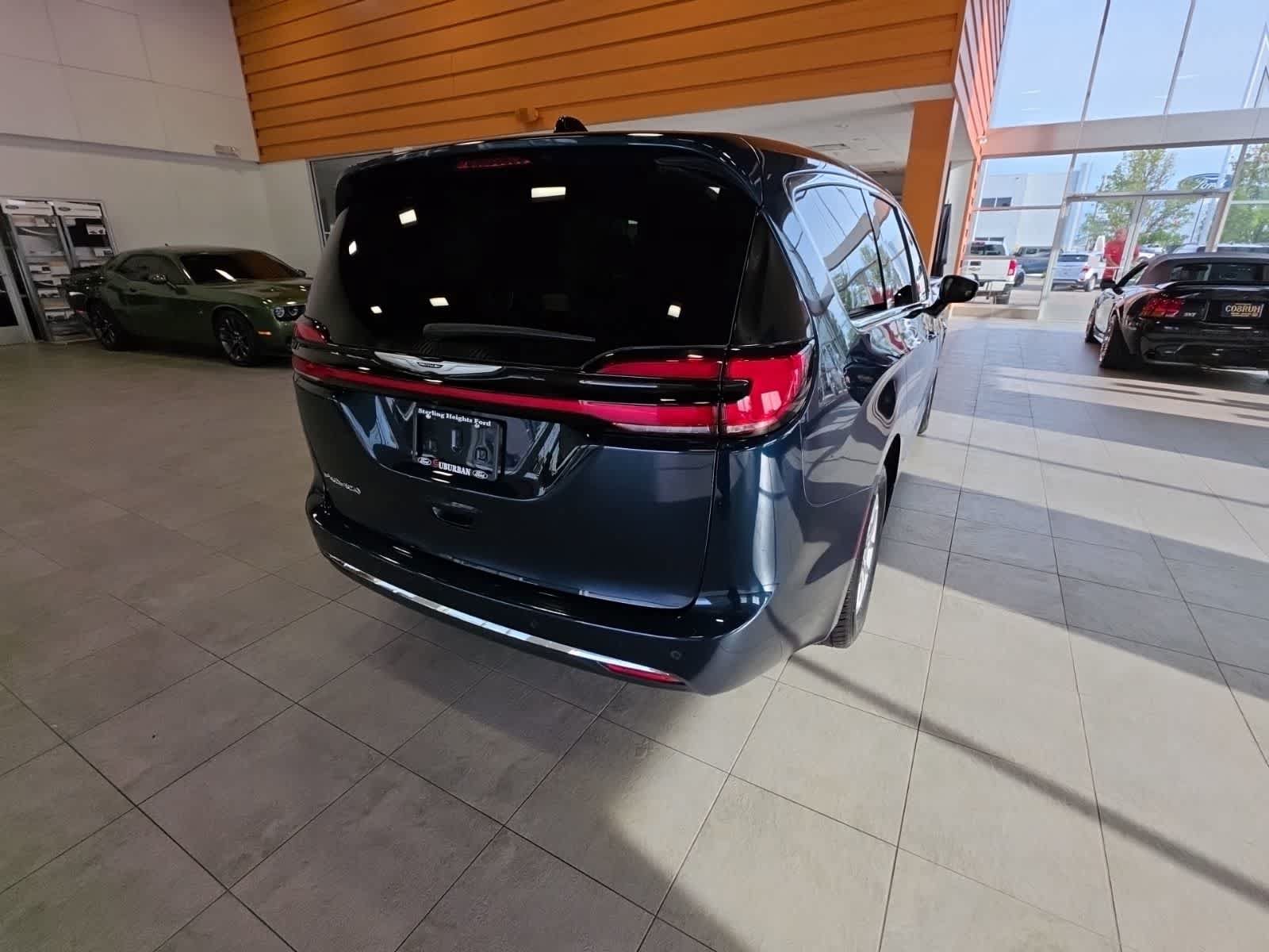 Used 2025 Chrysler Pacifica Select FWD image 8