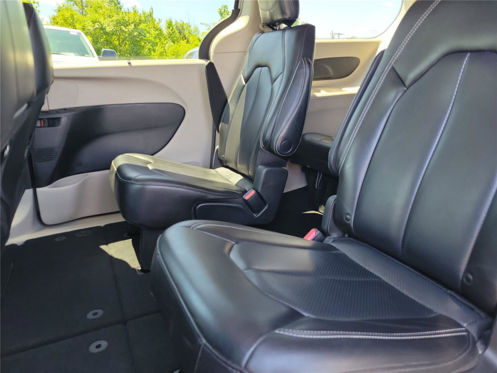 Used 2023 Chrysler Pacifica Touring-L FWD image 12