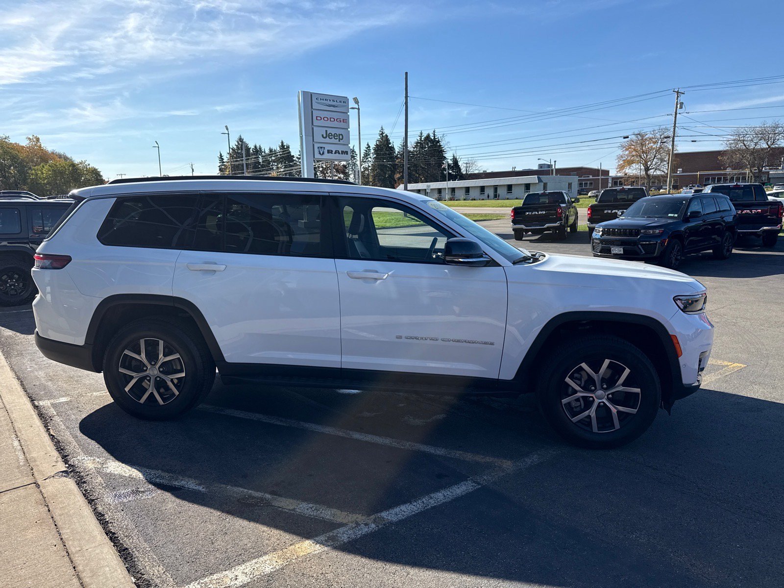 Used 2025 Jeep Grand Cherokee L Limited w/ Luxury Tech Group II AWD/4WD image 6