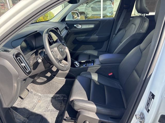 Used 2025 Volvo XC40 B5 Plus image 17