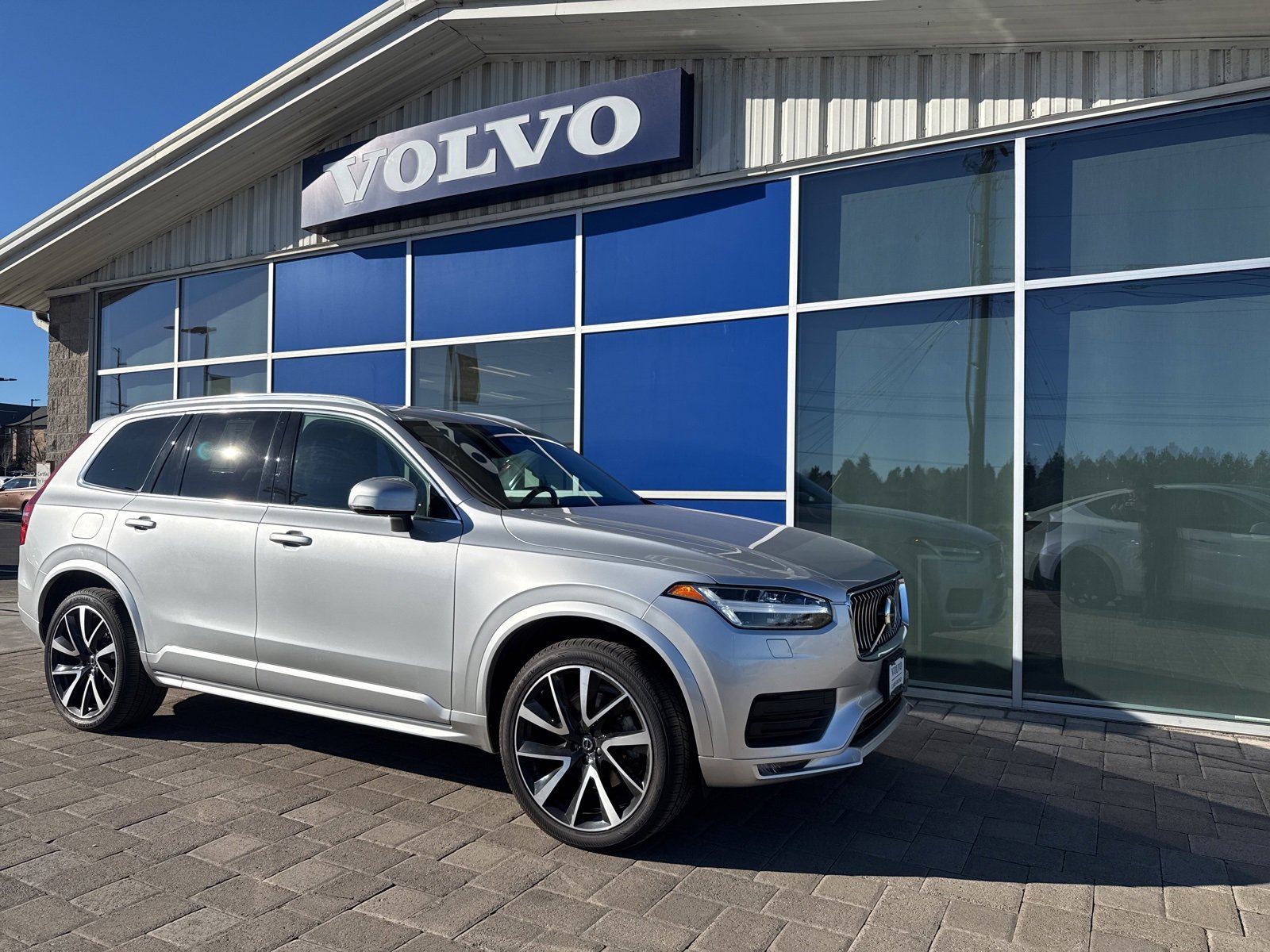 Used 2022 Volvo XC90 T6 Momentum w/ Advanced Package image 1