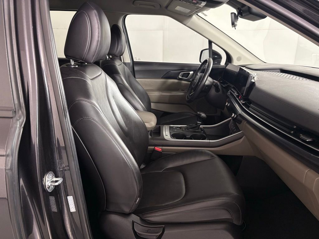 Used 2025 Kia Carnival image 46