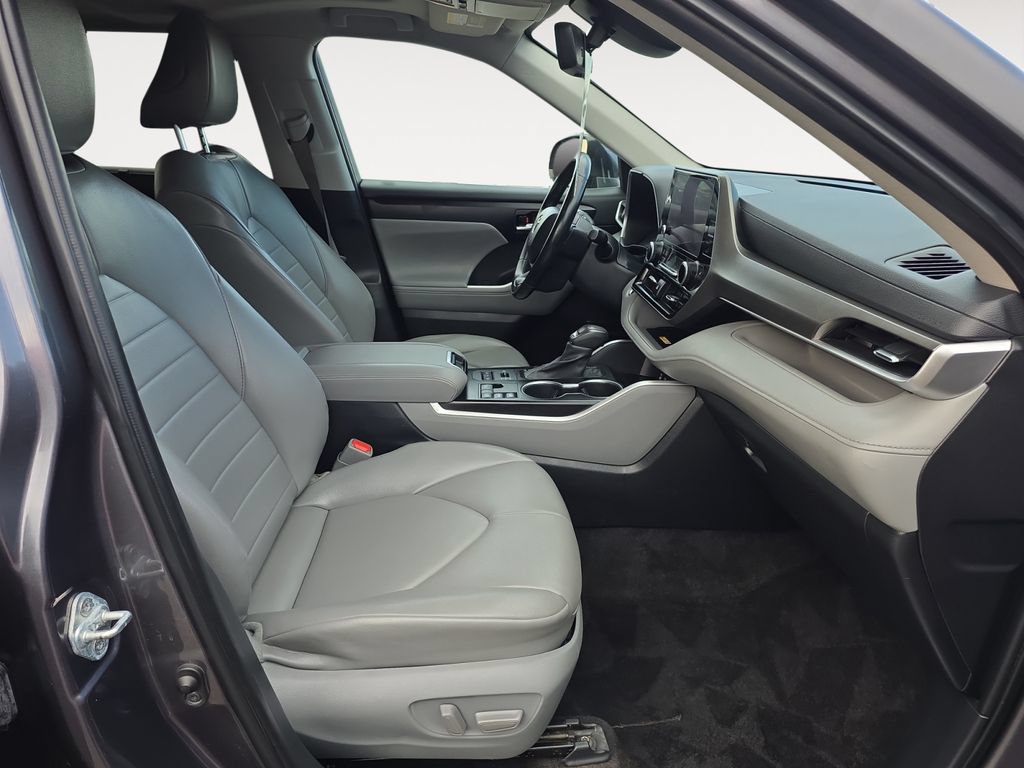 Used 2023 Toyota Highlander XLE AWD/4WD image 10
