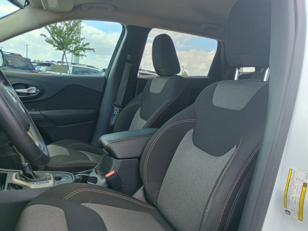 Used 2016 Jeep Cherokee Sport image 13