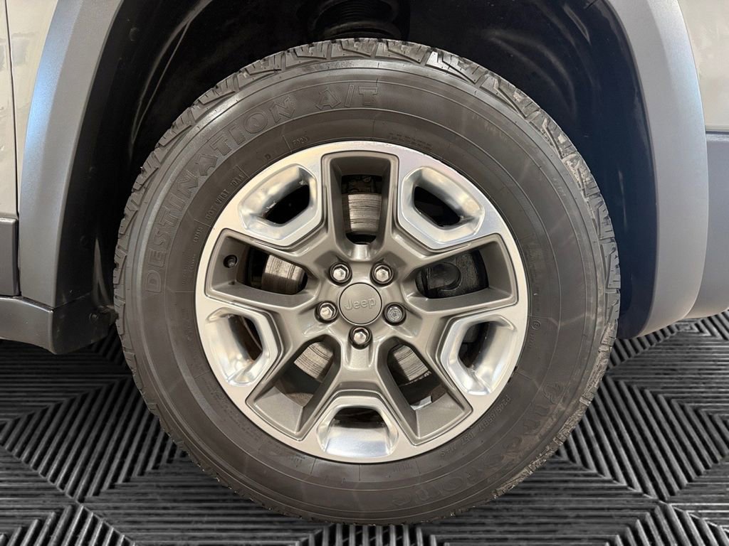 Used 2019 Jeep Cherokee Trailhawk w/ Comfort & Convenience Group image 12