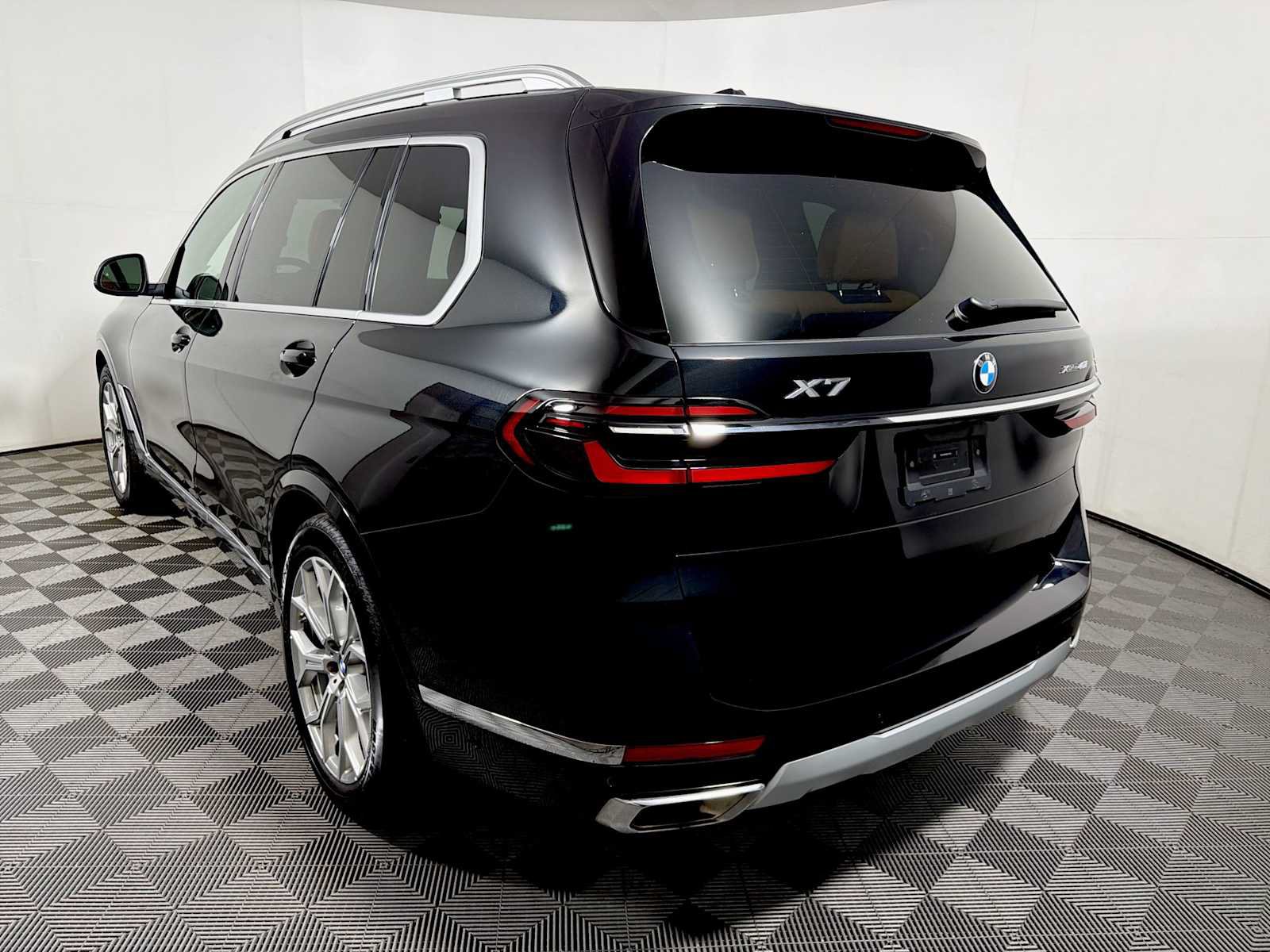 Used 2025 BMW X7 xDrive40i w/ Premium Package AWD/4WD image 5