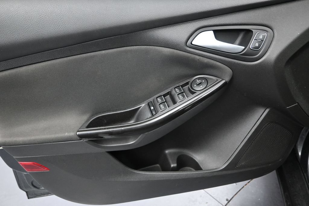 Used 2018 Ford Focus Titanium FWD image 11