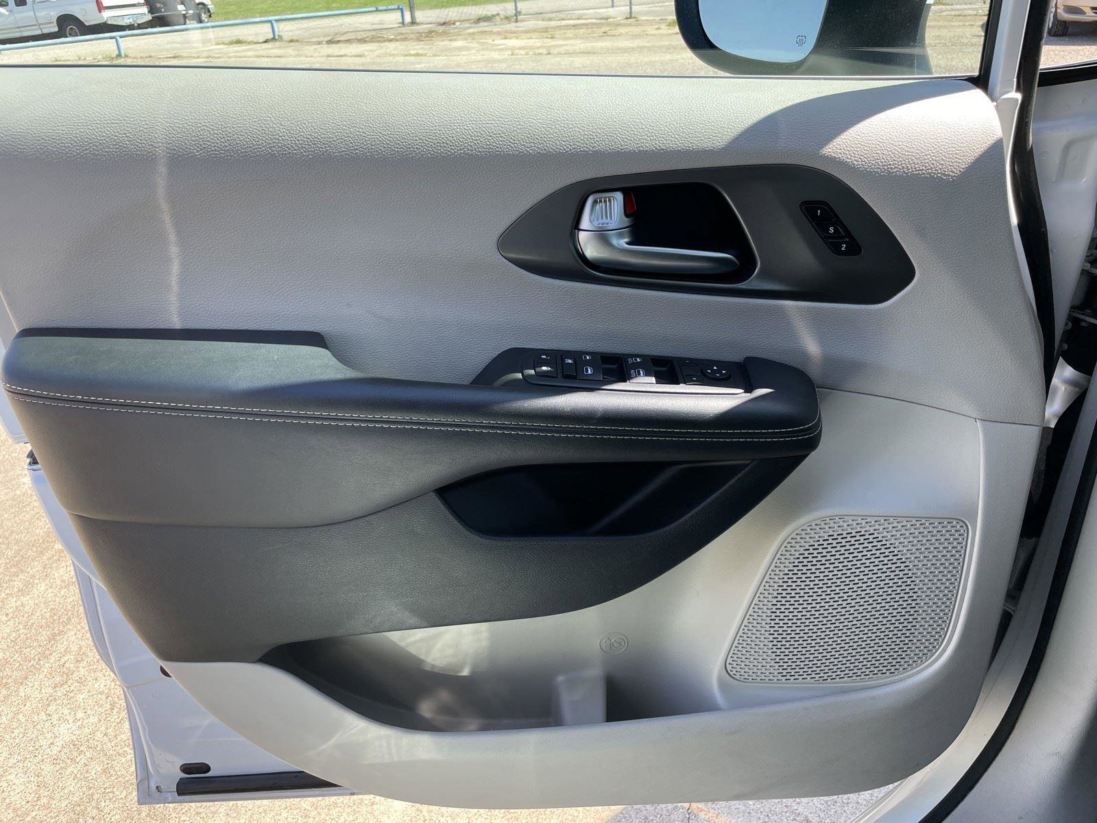 Used 2023 Chrysler Pacifica Touring-L image 34