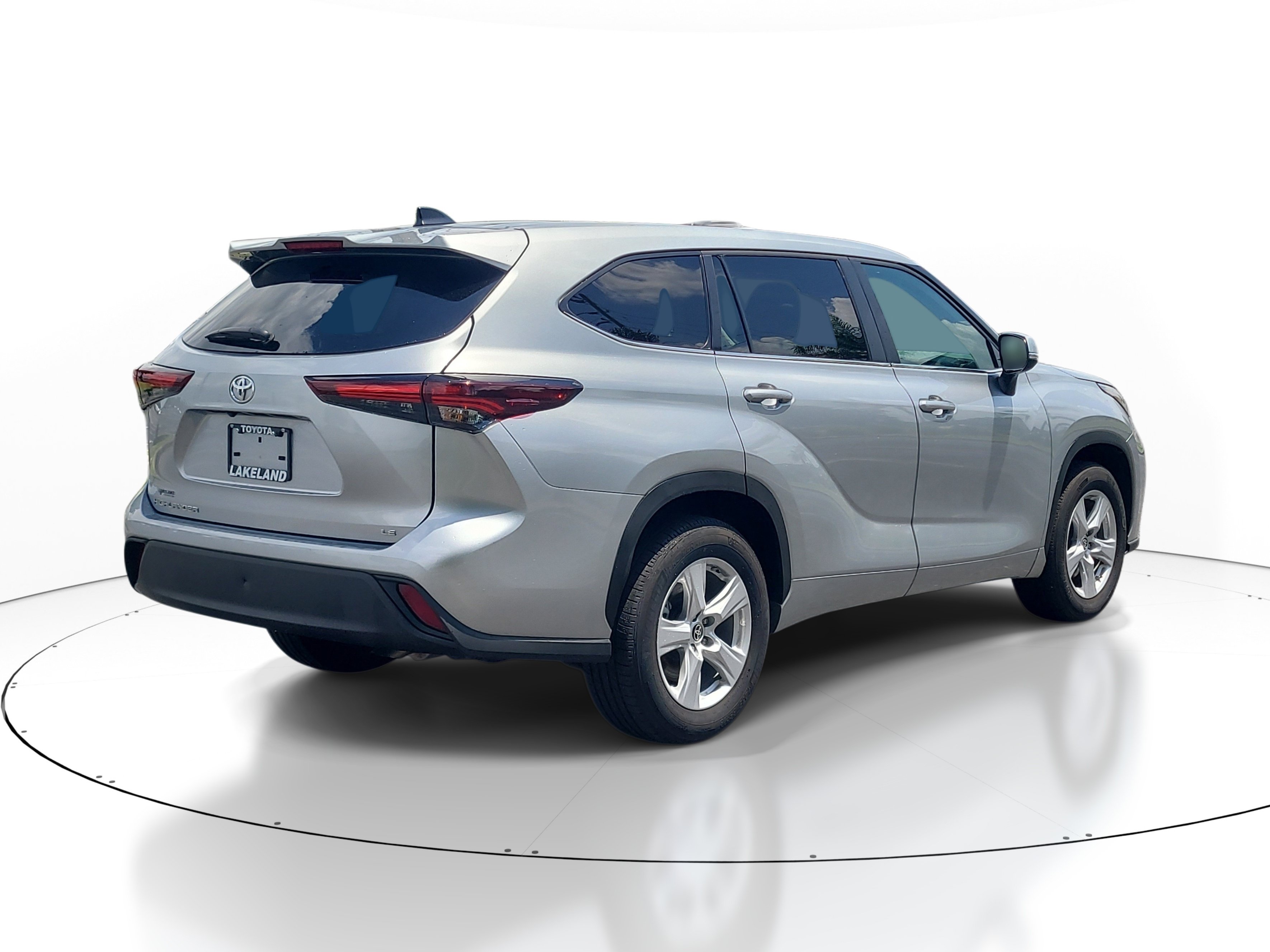 Used 2025 Toyota Highlander LE FWD image 7