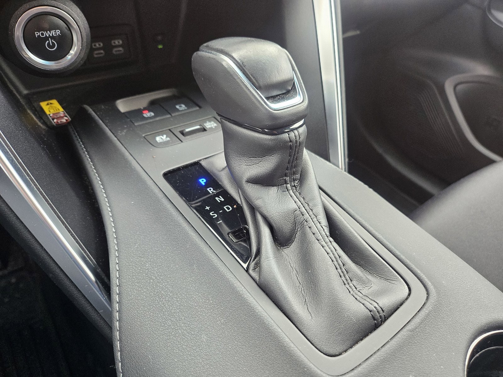 Used 2023 Toyota Venza LE image 14