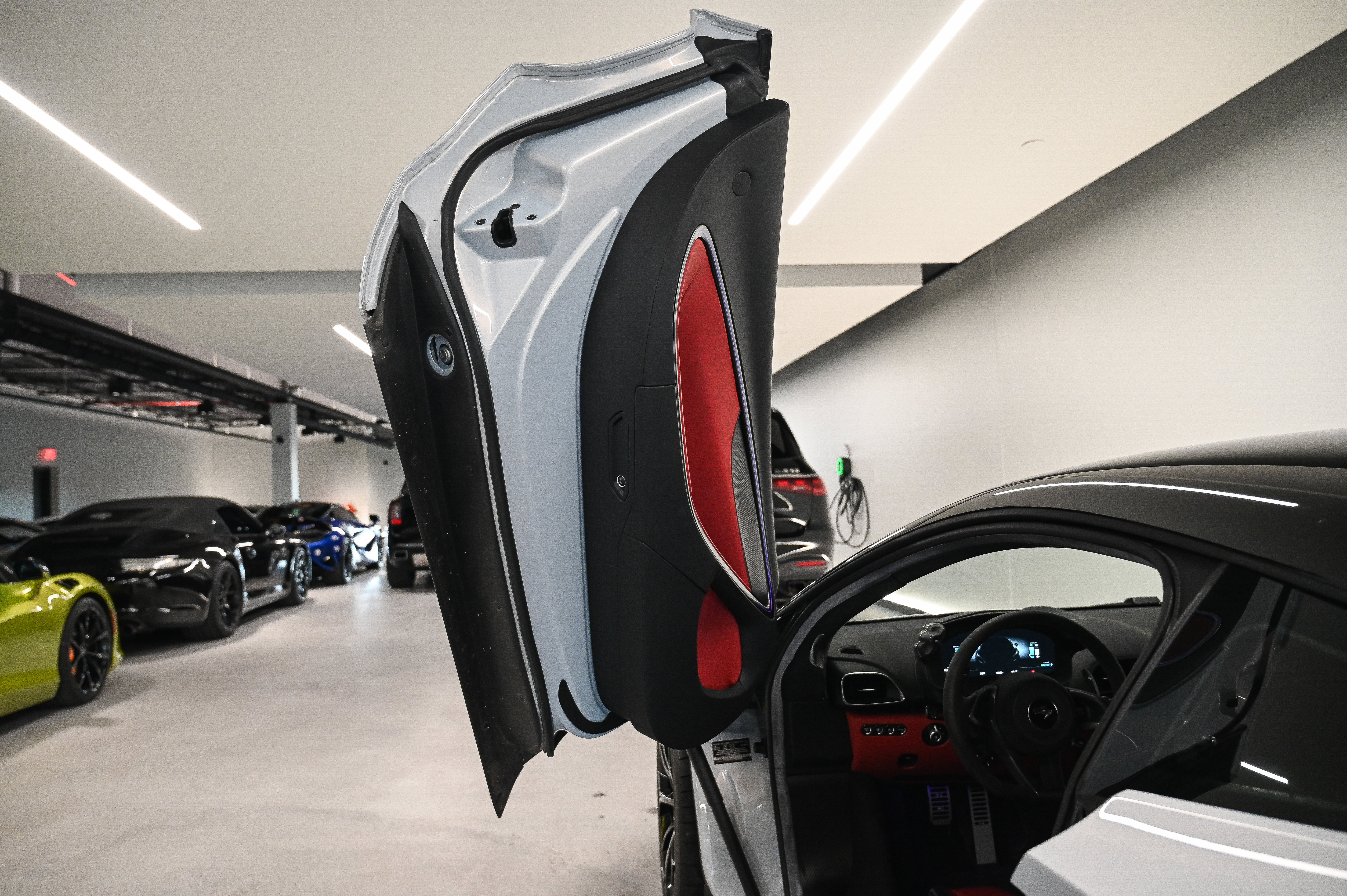 Used 2023 McLaren Artura RWD image 23