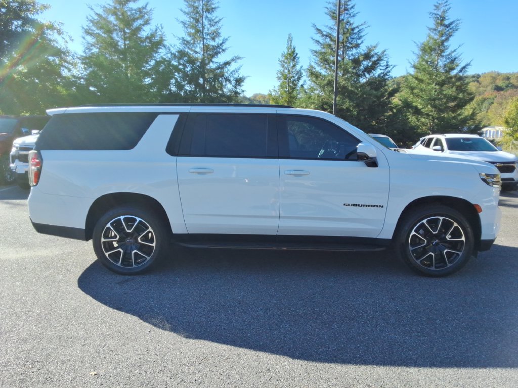 Certified 2022 Chevrolet Suburban RST w/ Luxury Package AWD/4WD image 4
