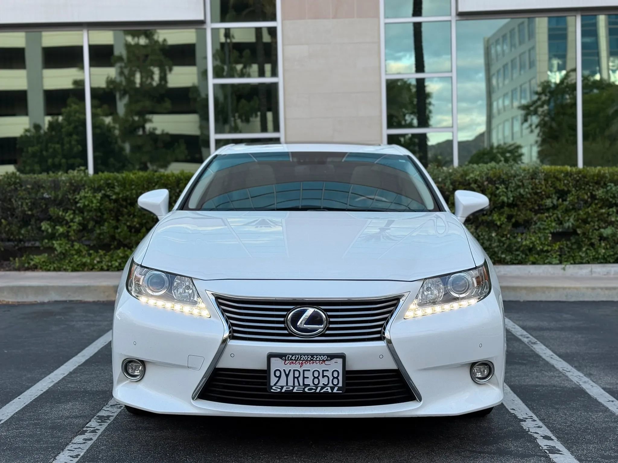Used 2015 Lexus ES 300h w/ Navigation System Package FWD image 7