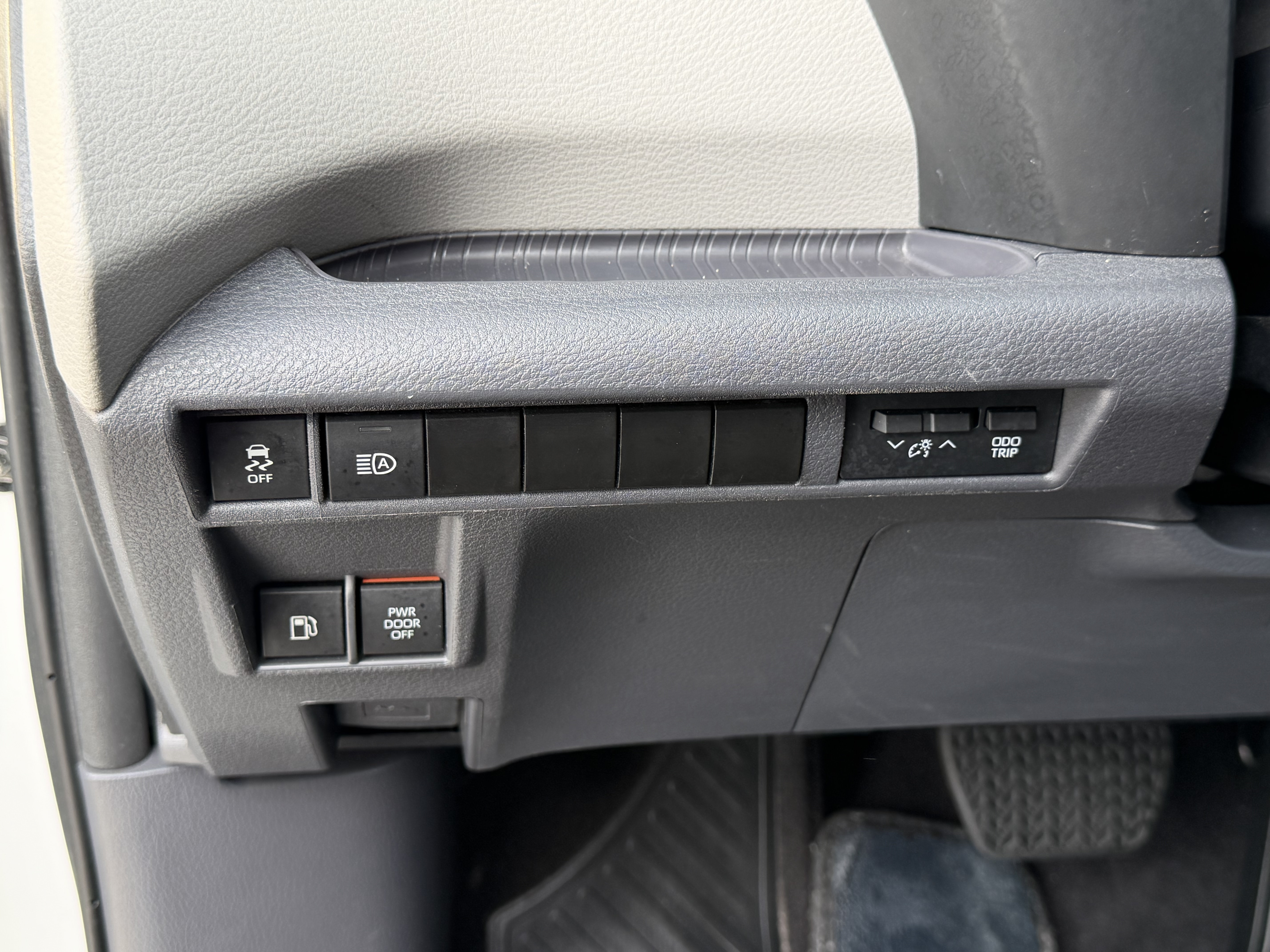 Certified 2024 Toyota Sienna XLE FWD image 27
